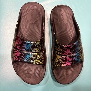 Like New Oofos OOaah Limited 80s Arcade Black Recovery Slide Sandals